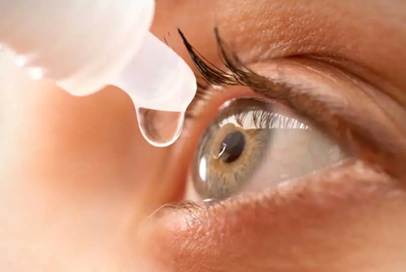 Persona con ojos secos frente a pantalla